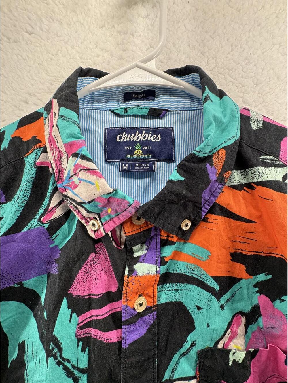 Chubbies Short Sleeve Button Up Shirt Loud 90 Retro Mens Medium Resort Friday